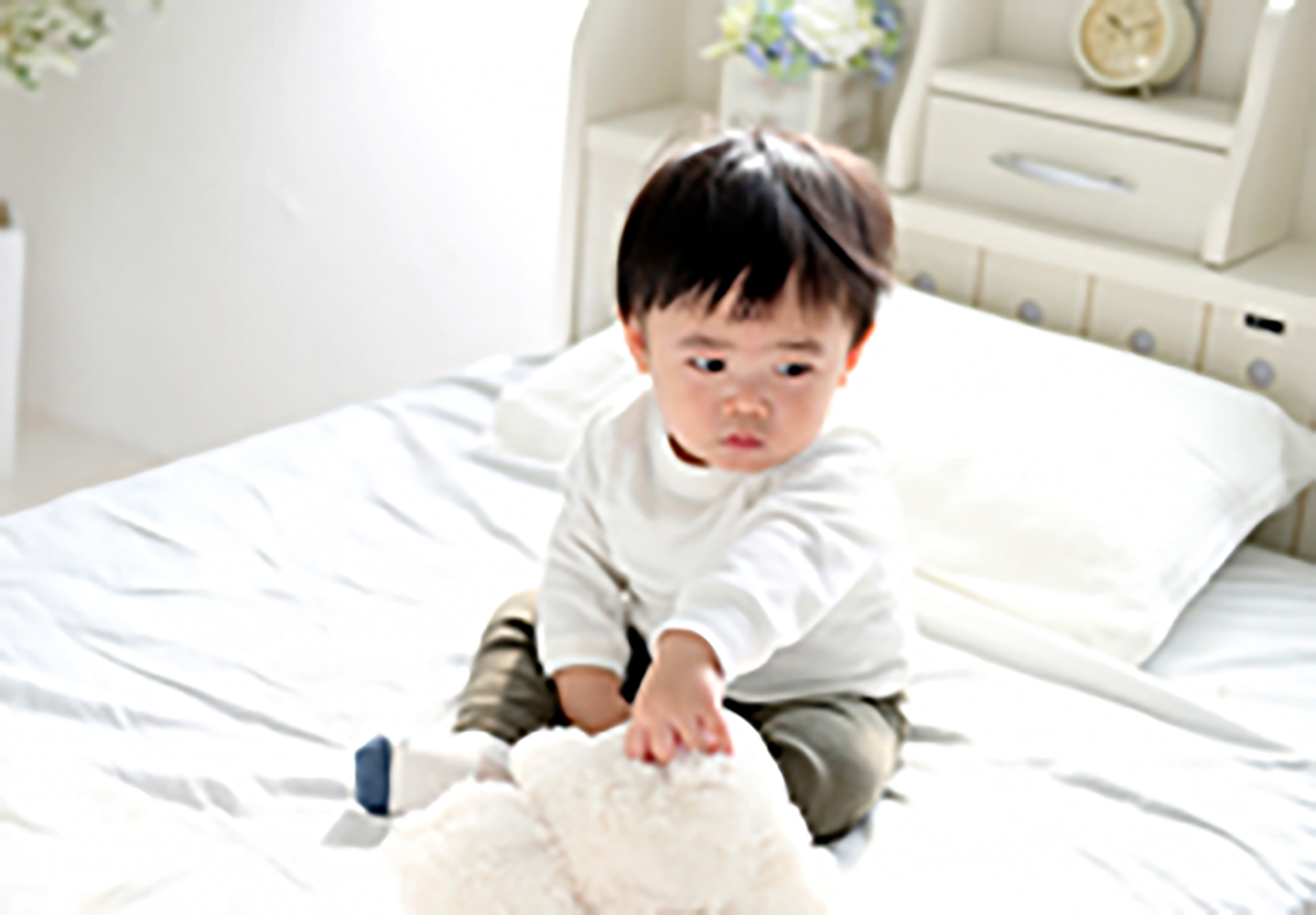 ベッドの上の幼児