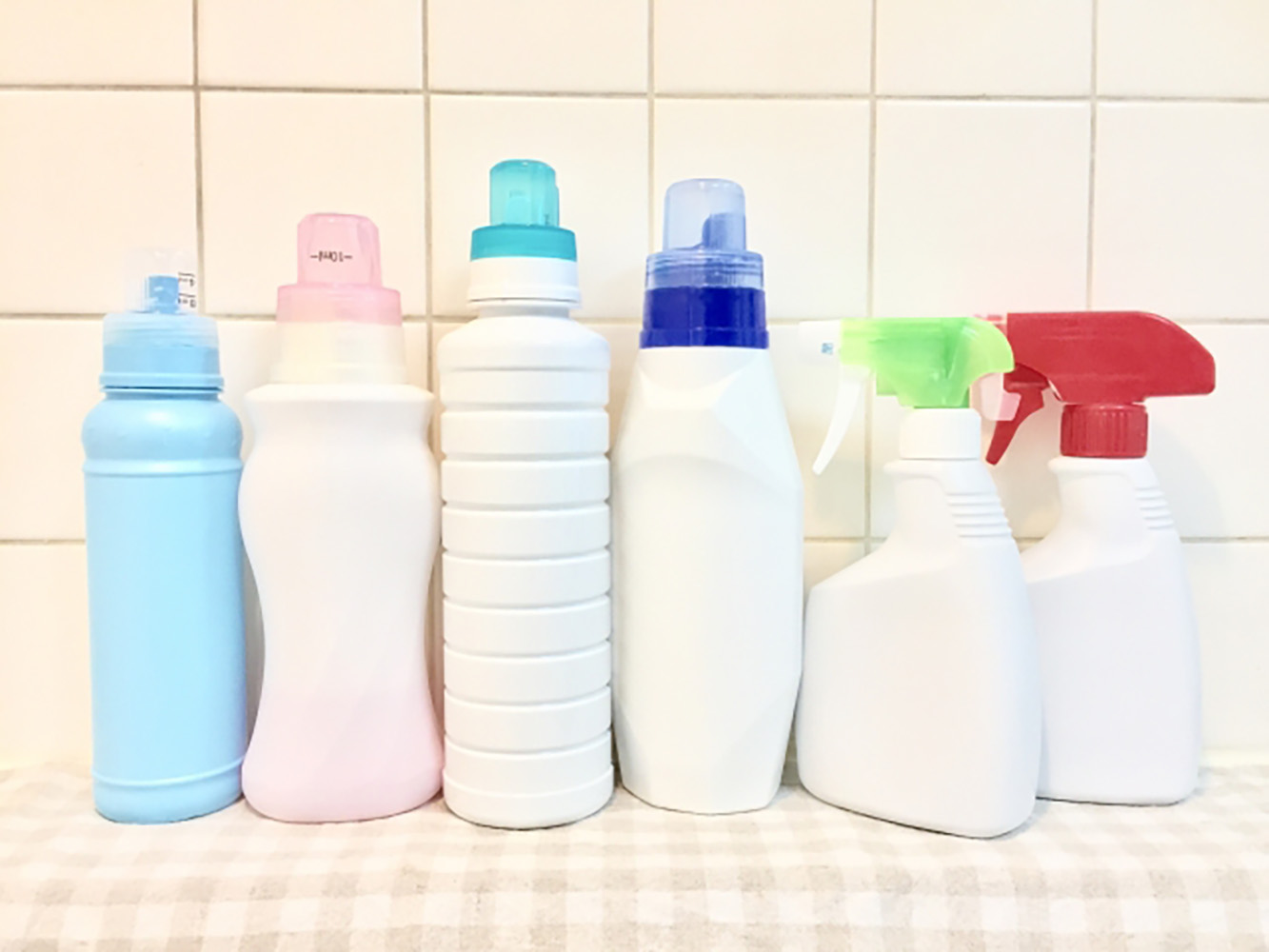 さまざまな洗剤のボトル
