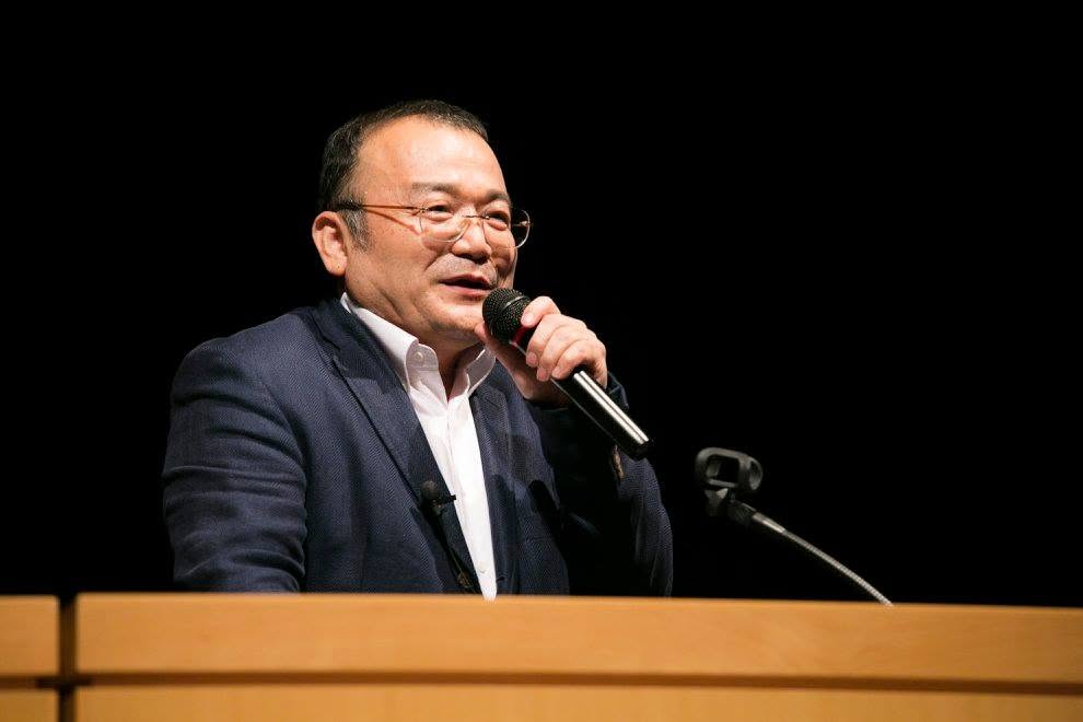 演台で講演する矢山利彦講師