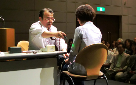 講話する矢山利彦講師